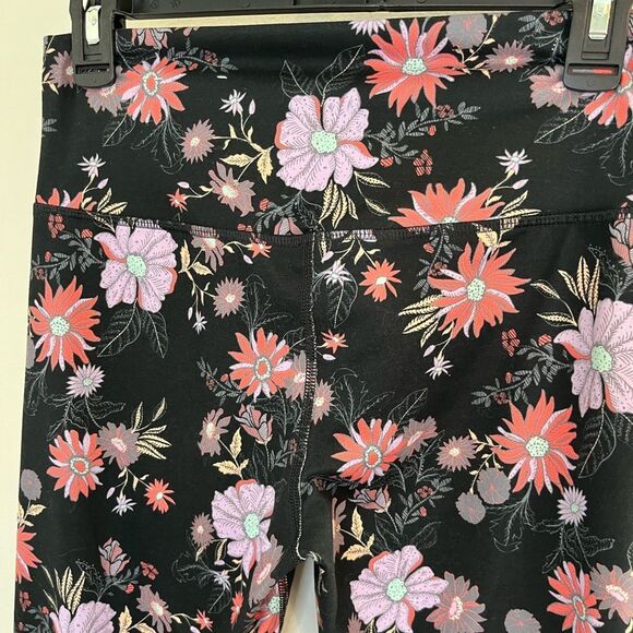 SO Black Floral Print Sporty 7/8 Leggings Crossover Waistband Size Medium - Picture 5 of 10